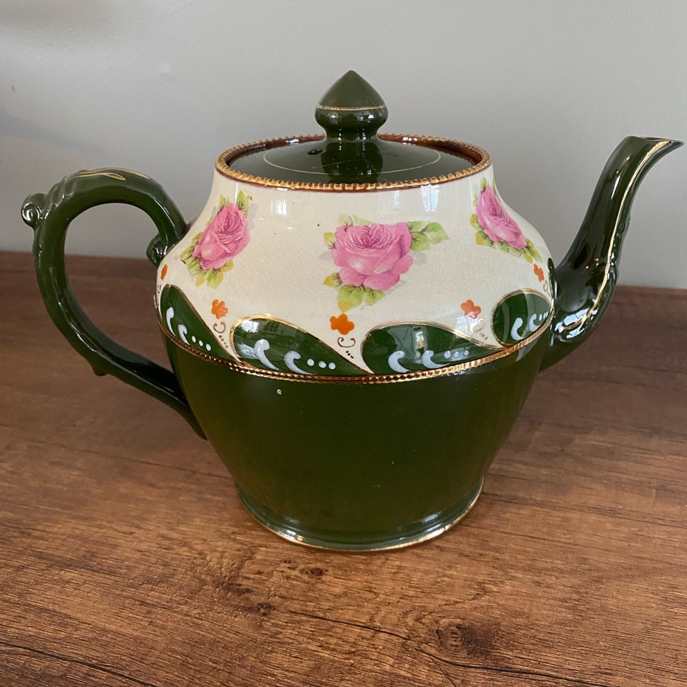 Hall China Company New York-style vintage ceramic teapot